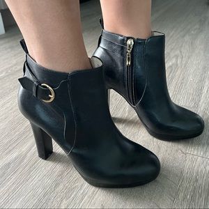 Black Neiman Marcus leather heeled ankle boots/  booties